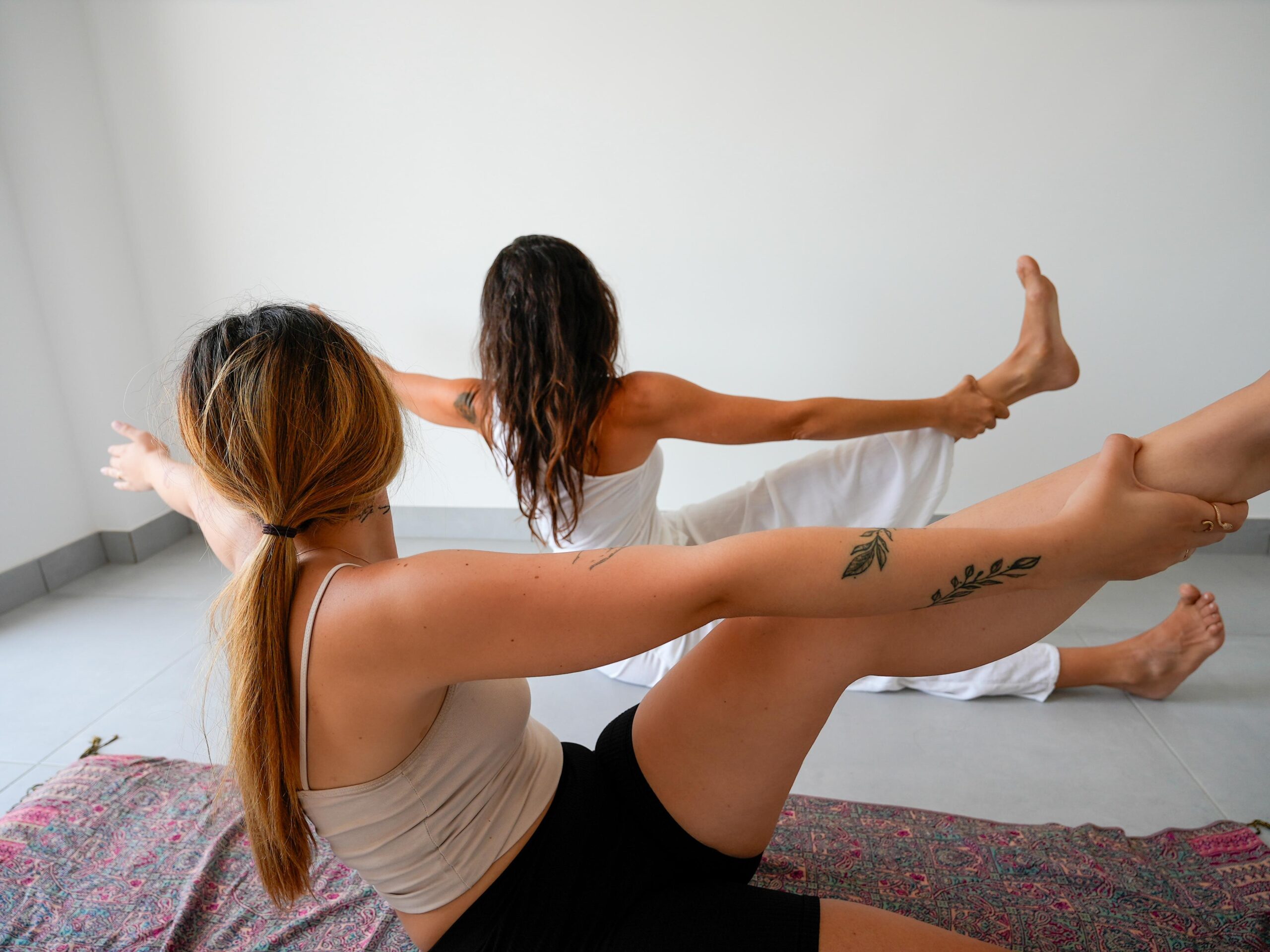 mujeres haciendo yoga